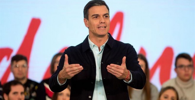 El presidente del Gobierno y secretario general del PSOE, Pedro Sánchez, durante su intervención en un acto público en apoyo a la candidata a la reelección de la Presidencia de la Junta, Susana Díaz, hoy en Marbella. EFE/Daniel Pérez