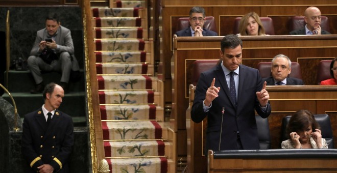 El presidente del Gobierno, Pedro Sanchez, responde a un pregunta de la oposición en una sesión de control al Gobierno en el Congreso de los Diputados. REUTERS/Susana Vera