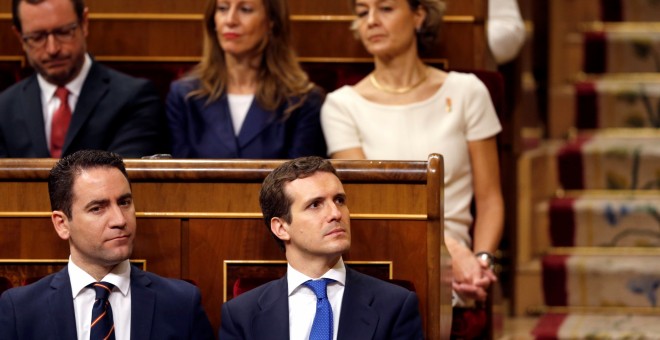 El presidente del PP Pablo Casado, y el secretario general del partido, TTeodoro García Egea, en el hemiciclo del Congreso de los Diputados, en el que se celebra la solemne conmemoración del 40 aniversario de la Constitución.- EFE/Kiko Huesca