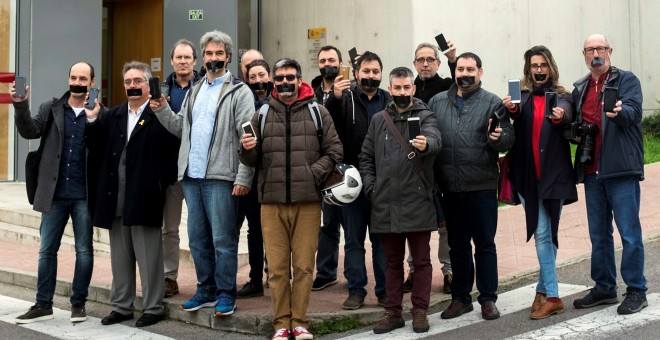 Concentración protesta de periodistas de Menorca frente al Juzgado de Mahón - EFE/David Arquimbau