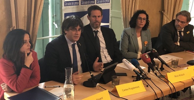 Roda de premsa amb l'expresident Carles Puigdemont, la secretària general d'ERC, Marta Rovira, la diputada de la CUP Maria Sirvent, l'expresident del Parlament Ernest Benach i l'advocat Niko Kirsch des del Club de Premsa Suís, a Ginebra. @josepalay