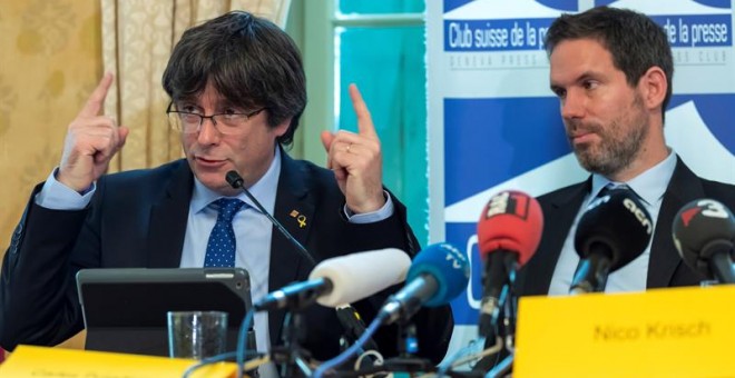 El expresidente de la Generalitat Carles Puigdemont (i) y el abogado Nico Krisch explican la demanda presentada ante el Comité de Derechos Humanos de las Naciones Unidas. EFE/ Martial Trezzini