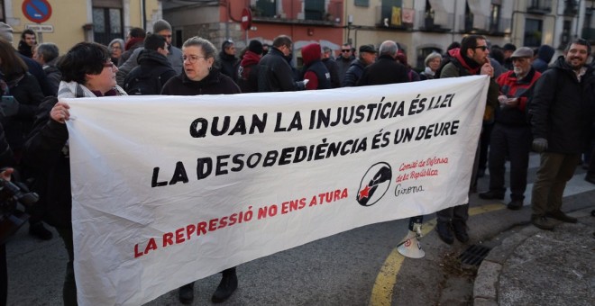 Concentració davant la comissaria de la Policia Nacional de Girona per la detenció de vuit persones, entre elles els alcaldes de Verges, Ignasi Sabater, i Celrà, Daniel Cornellà. @CDRGironaSalt