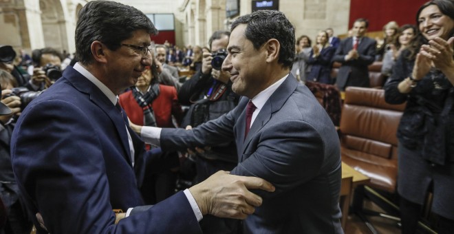 El líder del PP-A, Juanma Moreno, es felicitado por el líder andaluz de Ciudadanos, Juan Marín, tras ser investido presidente de la Junta de Andalucía. EFE/José Manuel Vidal