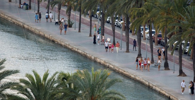 Turistas paseando por el paseo marítimo de Palma de Mallorca.  REUTERS/Paul Hanna