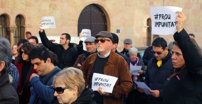 Un centenar de personas se han concentrado este sábado ante el Arzobispado de Tarragona