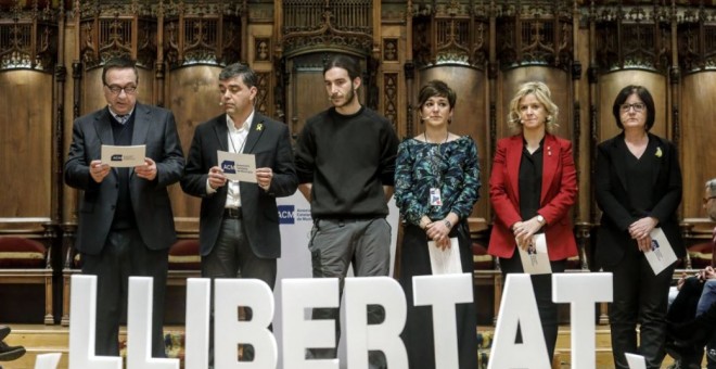 Lectura de manifest per part dels alcaldes i alcaldesses de Les,  Cercs, Mieres, Montcada i Reixac, Tortosa i Cambrils. Ajuntament de Barcelona