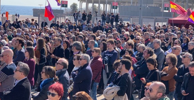 Centenars de persones assisteixen a la inauguració del mur en memòria dels afusellats al Camp de la Bota entre els anys 1939 i 1952. PÜBLIC