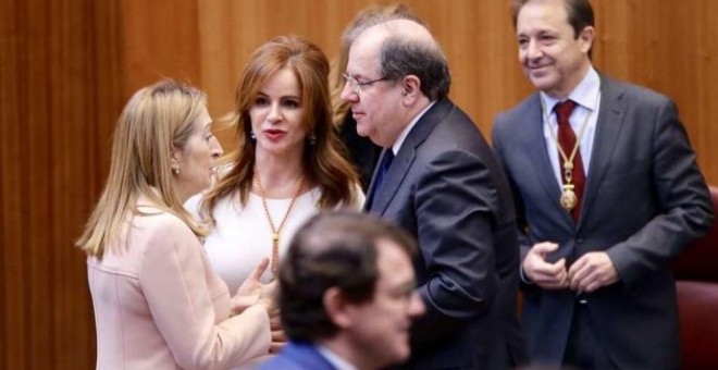 La presidenta del Congreso, la zamorana Ana Pastor, conversa con Silvia Clemente y Juan Vicente Herrera. EUROPA PRESS