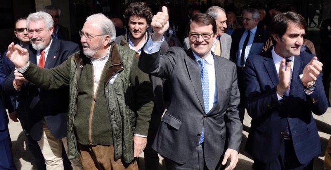 El candidato del PP a la presidencia de la Junta, Alfonso Fernández Mañueco (2d), se felicita con el presidente de la Federación Regional de Caza, Santiago Iturmendi (2i) en presencia del presidente nacional, Ángel López (en el centro). - EFE