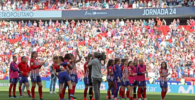 Las jugadoras del Atlético de Madrid se despiden de su afición tras perder por 0-2 contra el Barcelona, tras el partido de la Liga Iberdrola disputado en el estadio Wanda Metropolitano en Madrid.- EFE/Kiko Huesca