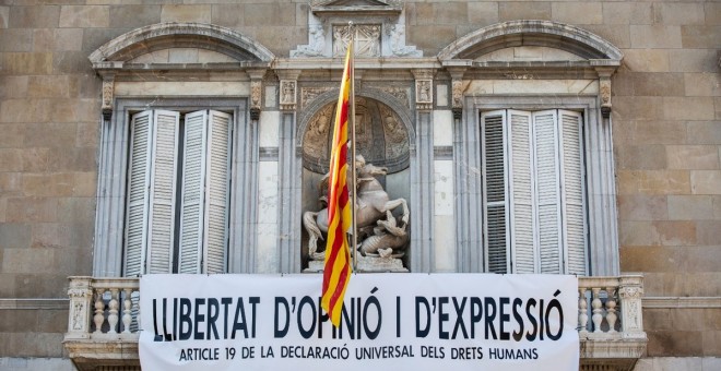 Nova pancarta al Palau de la Generalitat, per reivindicar respecte pel dret a la llibertat d'expressió. EUROPA PRESS