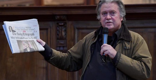 EPA321. ROMA (ITALIA), 21/03/2019.- El exasesor de la Casa Blanca Steve Bannon ofrece un discurso durante una reunión política celebrada este jueves en Roma (Italia). EFE/ Ettore Ferrari