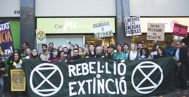 La plataforma Rebel·lió o Extinció es manifesta davant la seu de Catalunya Ràdio de Barcelona.