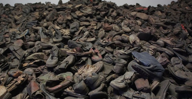 Zapatos acumulados de los presos de Auschwitz.