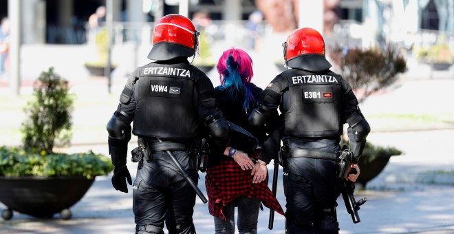 13/04/2019.- Una joven es detenida por agentes de la Ertzaintza durante la concentración que un centenar de personas han llevado a cabo ante el Palacio Euskalduna de Bilbao, donde esta tarde participa el líder de Vox, Santiago Abascal en un acto electoral