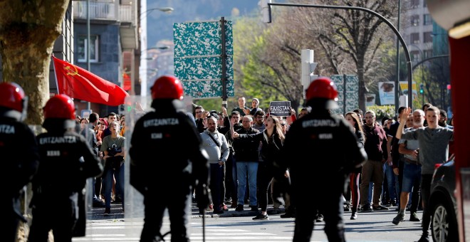 13/04/2019.- La Ertzaintza ha cargado este sábado contra un centenar de personas concentradas contra Vox ante el Palacio Euskalduna de Bilbao, donde a las 18.00 participa en un acto electoral su líder Santiago Abascal. EFE/ Luis Tejido