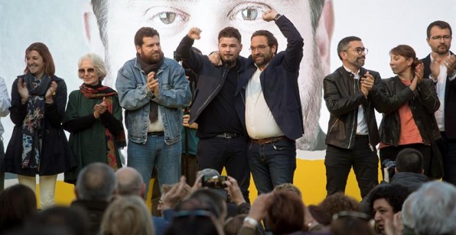 l número dos de ERC al Congreso por Barcelona, Gabriel Rufián (c) junto al alcaldable sabadellense Juli Fernàndez (c-d) participa en un acto de campaña del partido en Sabadell. EFE/Marta Pérez