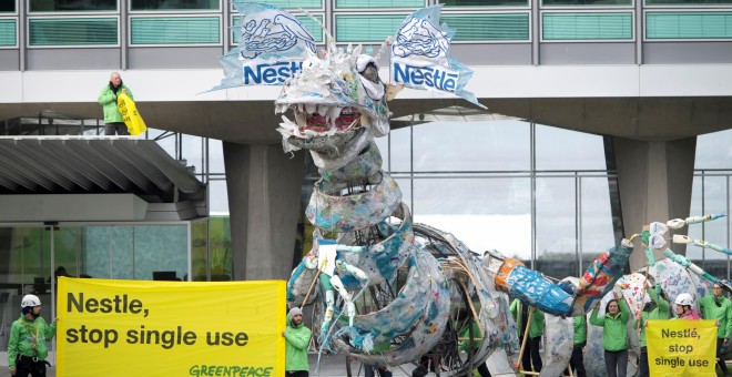 Miembros de Greenpeace muestran este martes un 'monstruo' de plástico ante la sede de Nestlé en Vevey (Suiza) en protesta del plástico de un sólo uso. EFE/Laurent Gillieron