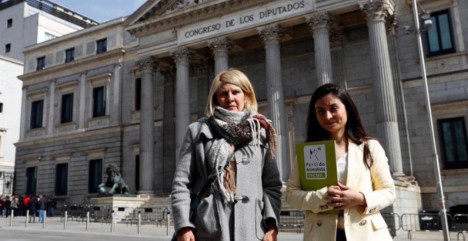 La presidenta de El Partido Animalista (Pacma), Silvia Barquero (i), y la candidata del partido a la Presidencia del Gobierno, Laura Duarte (d), antes de presentar este lunes ante la Junta Electoral Central las alegaciones contra la petición por parte de