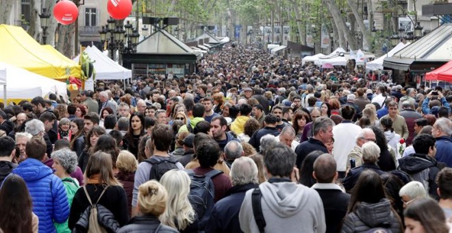 Centenares de personas abarrotan las Ramblas en la Diada de Sant Jordi. EFE