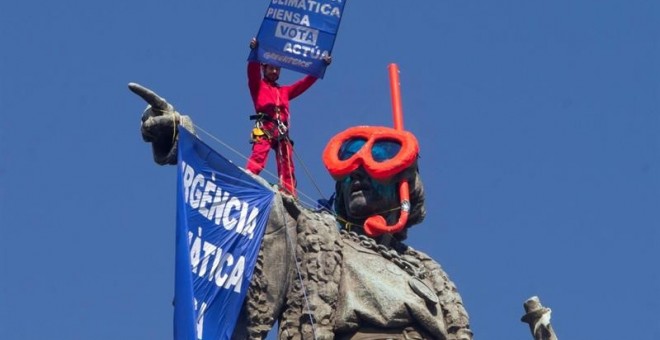 Activistes de Greenpeace s'enfilen al monument a Cristòfor Colom a Barcelona en una acció d'alerta sobre el canvi climàtic. EFE