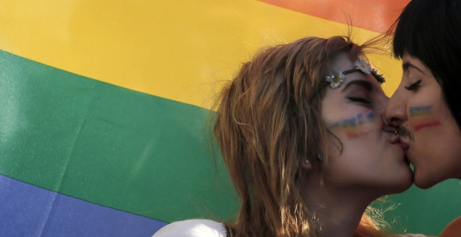 Una pareja homosexual se besa durante el día del orgullo gay.- REUTERS