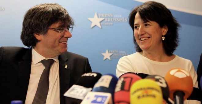 L'expresident de la Generalitat Carles Puigdemont durant una roda de premsa oferida aquest dijous amb la presidenta de l'ANC, Elisenda Paluzie, en la qual han anunciat la presentació d'una Iniciativa Ciutadana Europea perquè s'investigui Espanya per supos