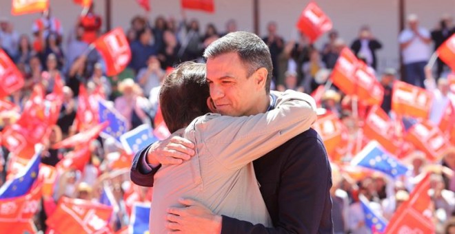 El presidente del Gobierno en funciones, Pedro Sánchez, y el candidato a la reelección como presidente de la Junta de Extremadura, Guillermo Fernández Vara,iz., durante el acto de campaña en la plaza de toros de Mérida. EFE/ Jero Morales