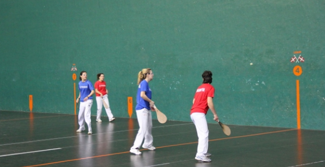 Mujeres durante un partido de paleta de goma. / Euskalpilota