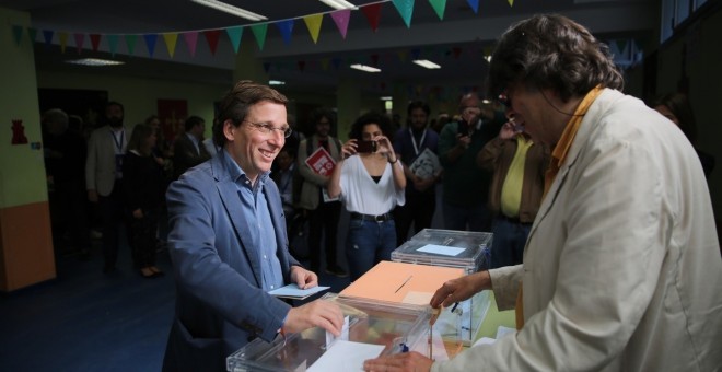 El candidato del Partido Popular al Ayuntamiento de Madrid, José Luis Martínez-Almeida, en el momento de depositar su voto.- EP