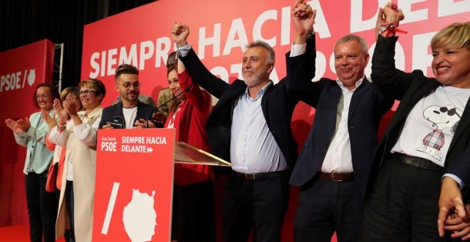 El candidato del PSOE a presidente del Gobierno de Canarias, Angel Víctor Torres, y varios candidatos celebran los resultados de las elecciones celebrada este domingo. EFE/Elvira Urquijo