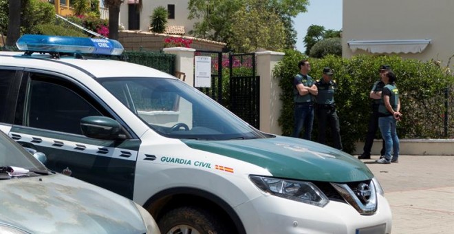 Vista de la vivienda en la que la Guardia Civil investiga como posible caso de violencia de género la muerte de un matrimonio cubano en Ayamonte. EFE