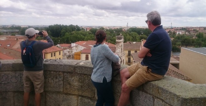 Turistas observan el nido de una cigüeña en Zamora. / H. M.