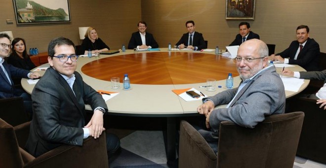 El candidato a la presidencia de la Junta, Alfonso Fernández Mañueco (c), junto al secretario general del PP, Teodoro García Egea (d) , el candidato de Ciudadanos a la presidencia de la Junta, Francisco Igea (2d), y el secretario general de Acción Institu