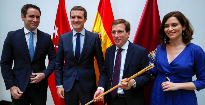 El presidente del Partido Popular, Pablo Casado (2i), el secretario general del PP, Teodoro García Egea, (i), y la candidata del PP a la Asamblea de Madrid , Isabel Diaz Ayuso (d), posan junto al nuevo alcalde de Madrid, José Luis Martínez Almeida (2d), q