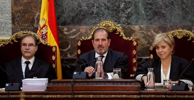 Los magistrados Andrés Martínez Arrieta (c), Andrés Palomo (i) y Ana Ferrer durante la vista pública que el Tribunal Supremo ha celebrado sobre los recursos de casación del caso de La Manada. EFE/Chema Moya