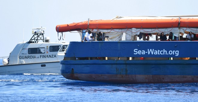 El barco de la ONG Sea Watch custodiado por una patrulla de la guardia fronteriza italiana. - REUTERS