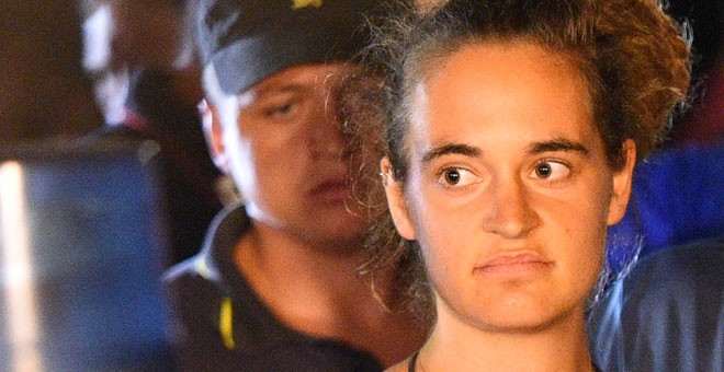 Carola Rackete, capitana del Sea Watch 3, es detenida en el puerto de Lampedusa. / REUTERS