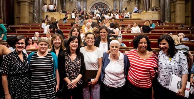 Representants de diversos partits que configuren l'actual Mesa del Parlament, aquest dilluns, que acull un ple simbòlic amb seixanta diputades i representants d'entitats feministes. EFE / Enric Fontcoberta