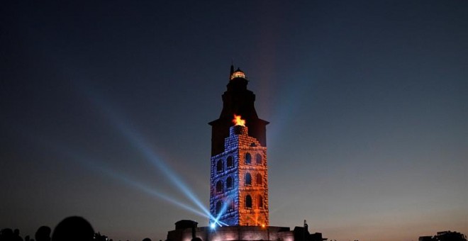 La Torre de Hércules se ha convertido esta noche en una gran pantalla sobre la que se proyecta el espectáculo audiovisual exclusivo 'Luz e Son de Hércules', como broche del programa del X Aniversario del monumento como Patrimonio de la Humanidad. EFE / Mo