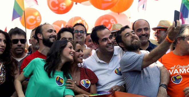 06/07/2019.- La portavoz de Ciudadanos, Inés Arrimadas (i), el líder de Cs en la Comunidad de Madrid, Ignacio Aguado (c) y el secretario general del grupo parlamentario del partido, Miguel Gutiérrez (d), participan en la manifestación del Orgullo 2019, e