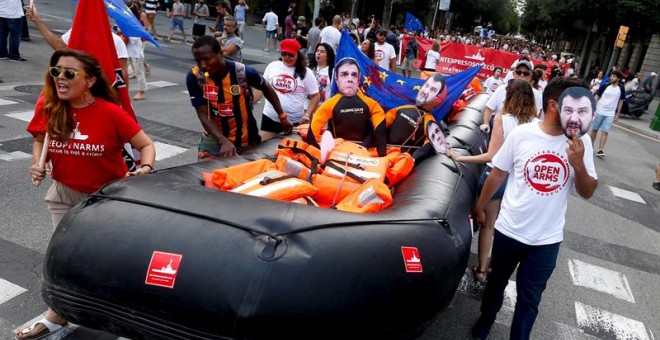 Asistentes a la manifestación convocada por Open Arms contra la criminalización de las ONG en el Mediterráneo este sábado en Barcelona. EFE/Quique Garcia