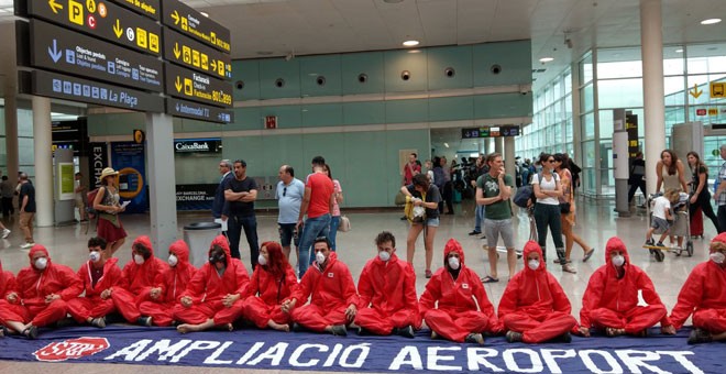 Protesta contra la amplicación del aeropuerto de Barcelona. / @STAYGROUNDED3