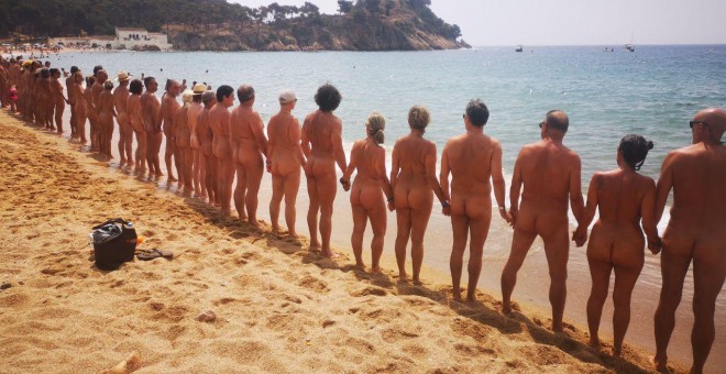 La platja de Cala Castell durant la protesta naturista. CLUB CATALÃ€ DE NATURISME