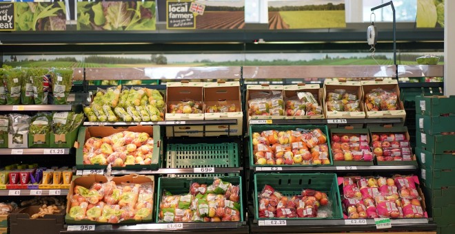 La fruta se muestra a la venta dentro de un supermercado en Londres. Reuters