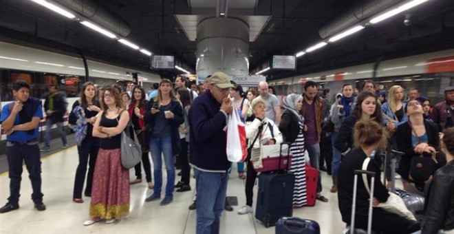 Passatgers de Rodalies esperant a l'andana de l'estació de Sants, a Barcelona, en un matí de retards. Europa Press