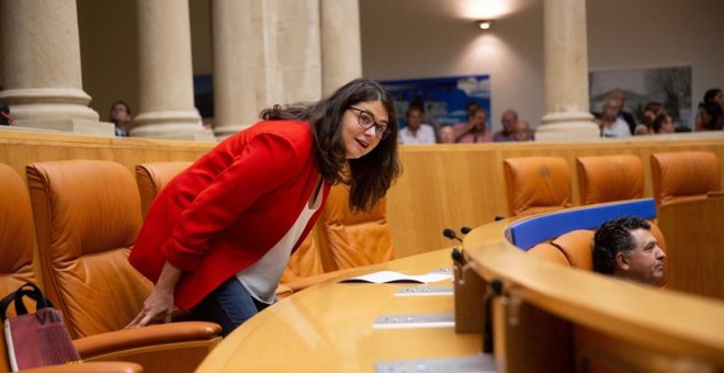 La diputada de Podemos, Raquel Romero, asiste este martes a la segunda jornada del debate de investidura de la socialista Concha Andreu, que se prevé que será elegida tras el acuerdo entre el PSOE, Podemos-Equo e IU. EFE/ Raquel Manzanares