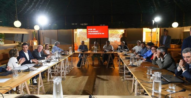 El presidente del Gobierno en funciones, Pedro Sánchez (2i) y la ministra de Sanidad, María Luisa Carcedo (i), durante la reunión que han mantenido este miércoles con colectivos de Sanidad, en Madrid. EFE