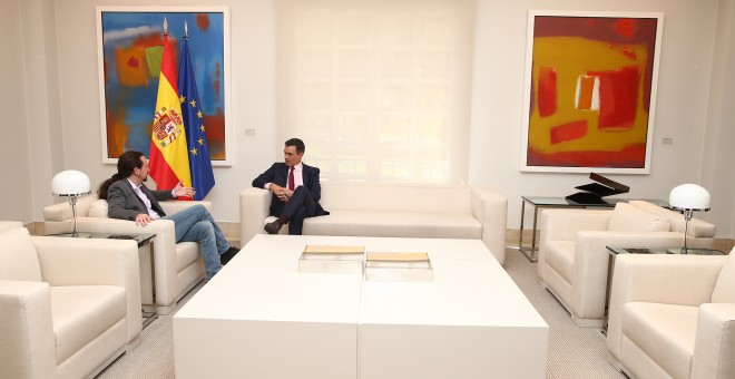 El presidente del Gobierno en funciones, Pedro Sánchez, conversa con el secretario general de Podemos, Pablo Iglesias, durante su reunión en mayo tras las elecciones del 28-A. POOL MONCLOA/Fernando Calvo